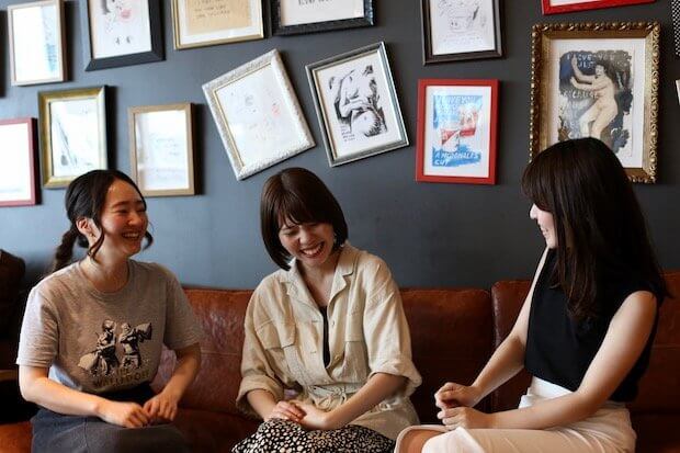 コミュニケーションデザイン室 広報部の土井麻未さん（左）、松尾果歩さん（右）と