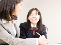 生徒に対してさまざまな科目・講義などを行うお仕事