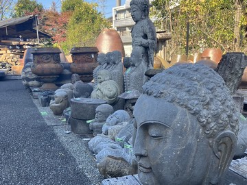 駐車場には沢山の石像が置いてあって、面白いですよ！
